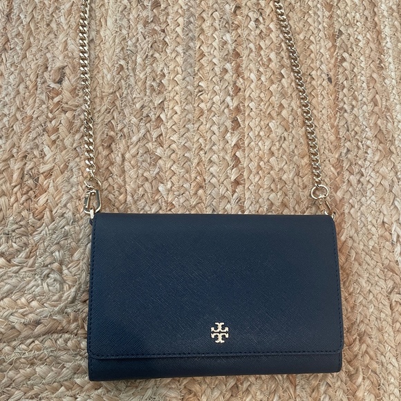 TORY BURCH *NWOT* Emerson Chain Wallet Crossbody Bag in Navy with gold hardware - Picture 1 of 13